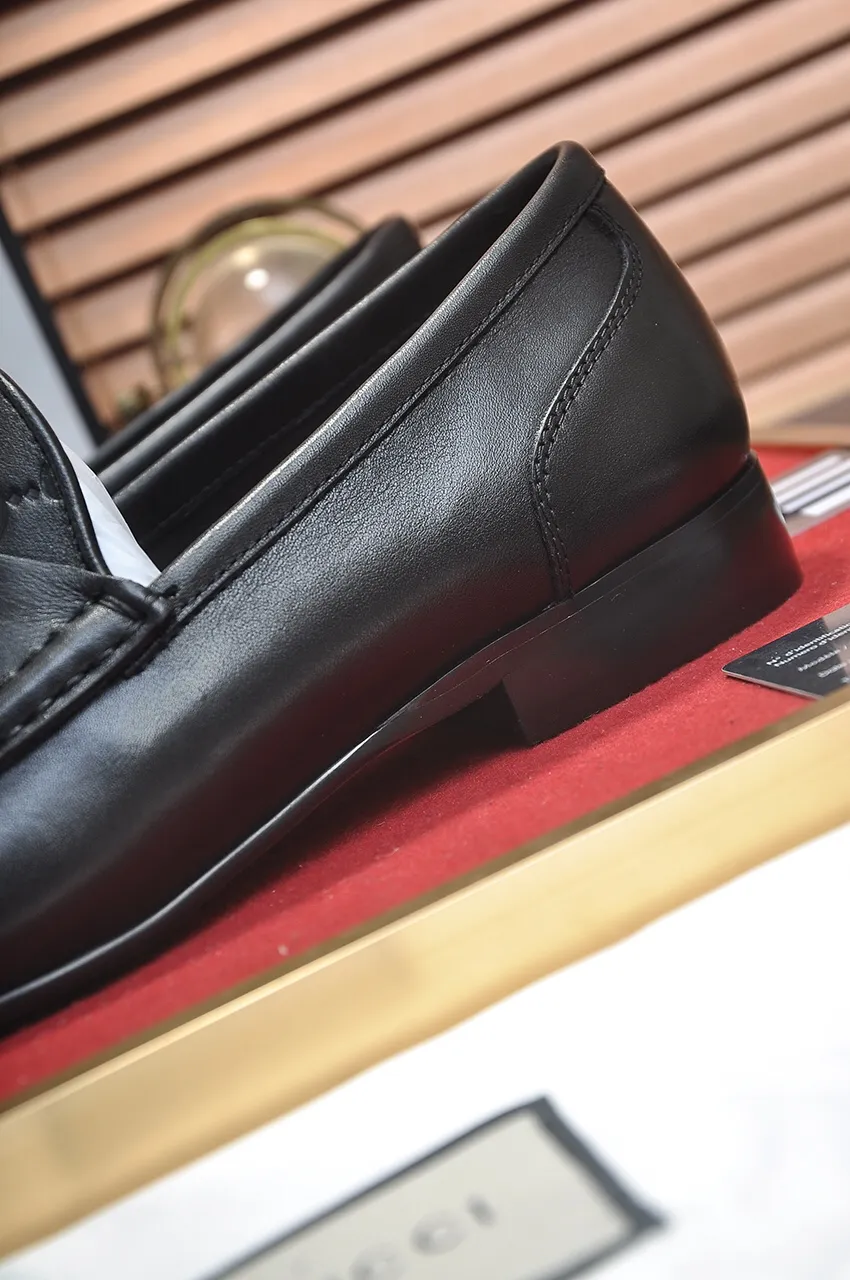 Men's shoes💰500💶Italy's top luxury men's shoe giant (GUCCI) (Gucci) (full cowhide lining) new arrival🍃Original European style🔰 Pleasant to the eye😍In order to make the shoes more durable and non-deformable🌀The production continues to follow traditional methods but there is still no lack of innovation💪Choose original sheepskin for the leather♻️ Smooth and natural And extra bright ⭐Made of imported cowhide, the first choice of rich people 38-45 (45 customized)